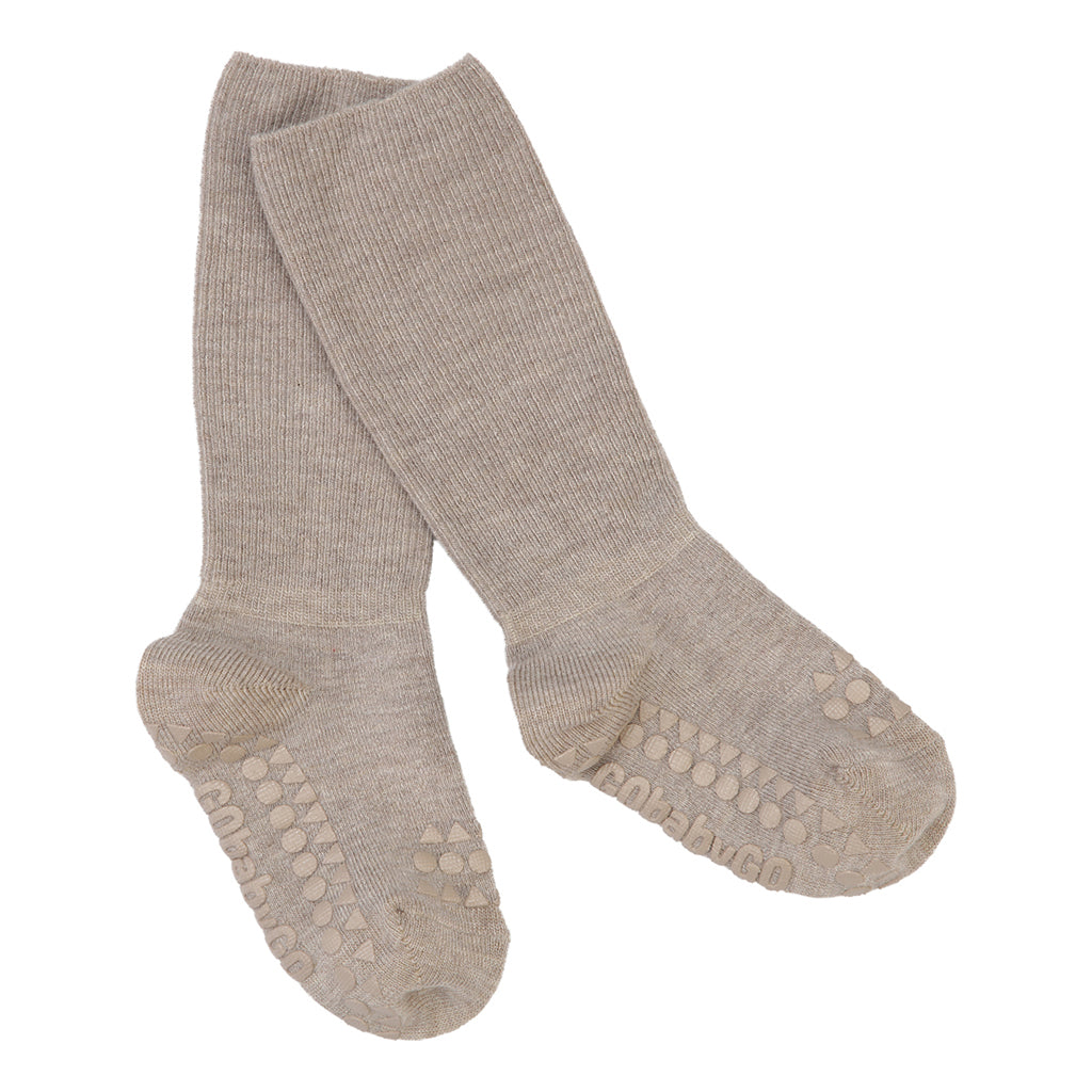 GoBabyGo sklisikre sokker med gummiknotter, Bamboo - sand