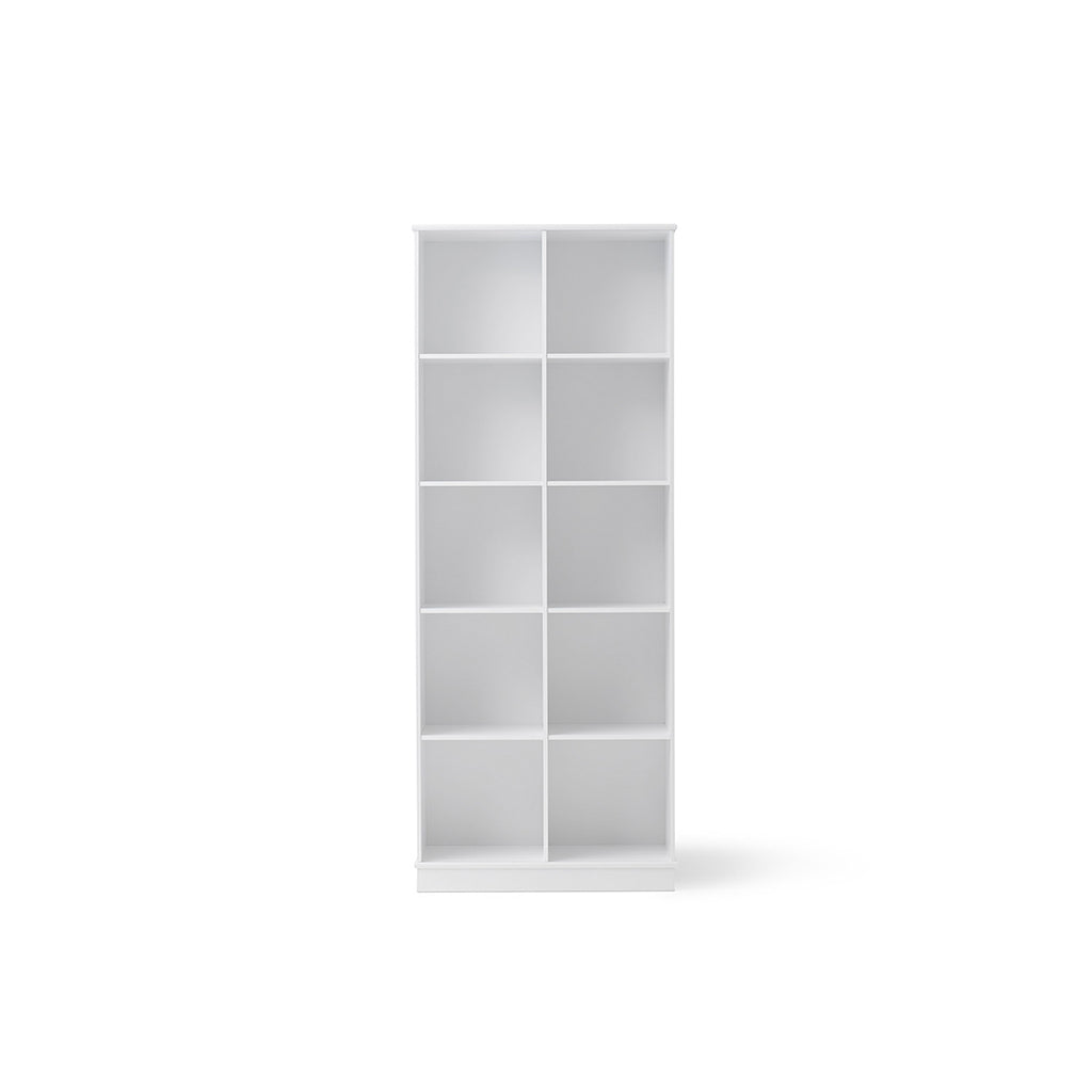 Høj reol med ti rum i lyst træ, minimalistisk design