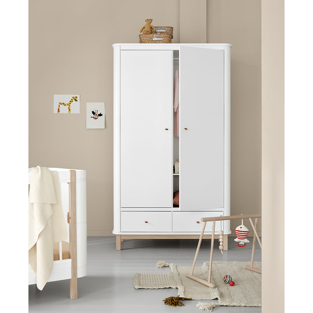Oliver Furniture Wood garderobeskap med 2 dører, hvit/eik – høyde 204 cm