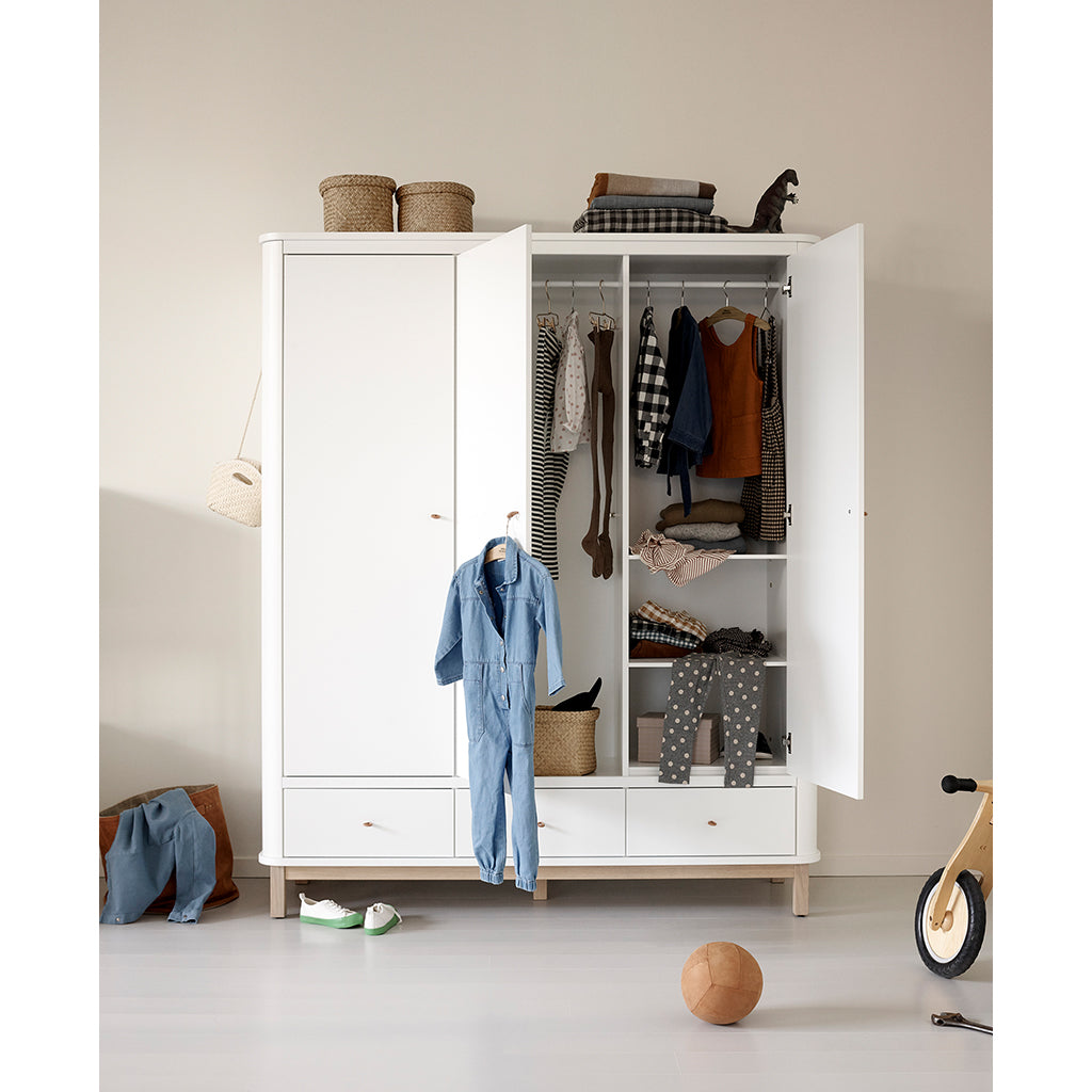 Oliver Furniture Wood klesskap med 3 dører, hvit/eik - høyde 204 cm