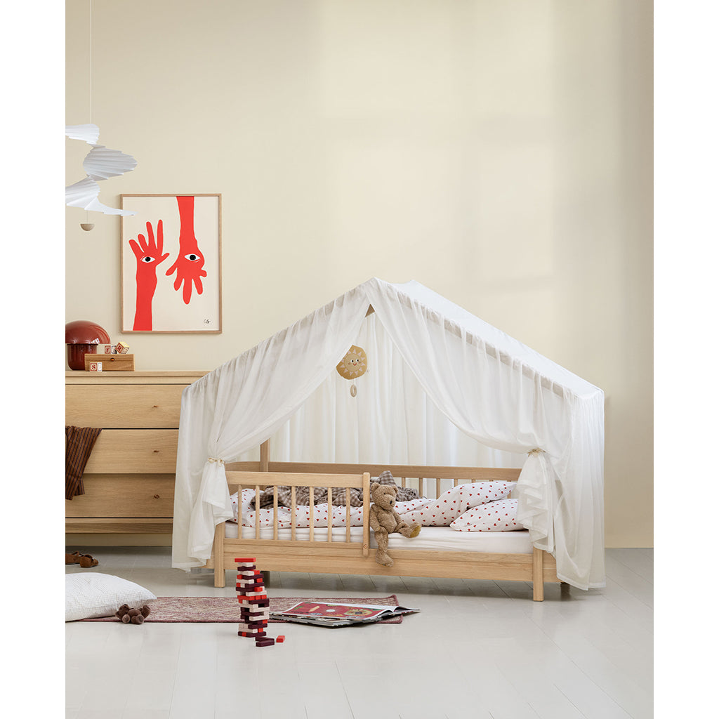 Oliver Furniture Wood Original juniorseng med sengeside og hvid senghimmel