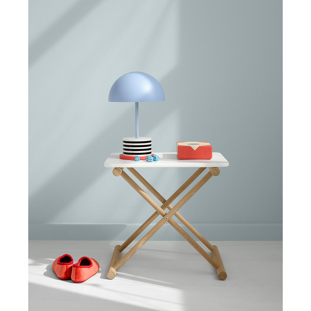 Oliver Furniture Camp sengebord lavt hvid eg med lampe og røde sko
