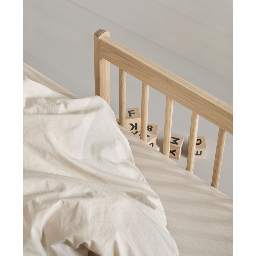 Oliver Furniture, Wood Mini+ halvhøy seng – Eik