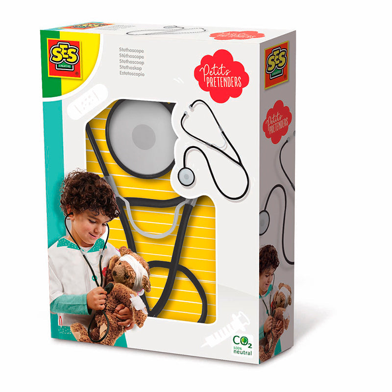 En dreng på et billede holder en bamse. Billedet er en del af en produktpakke med et stetoskop.