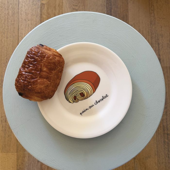 Petit Jour Paris, flat tallerken, bakverk – Pain au Chocolat