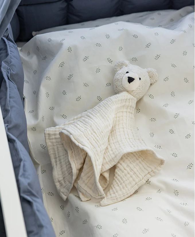 Nusseklud med bjørnehoved i sengen, blød og hyggelig sutteklud til baby
