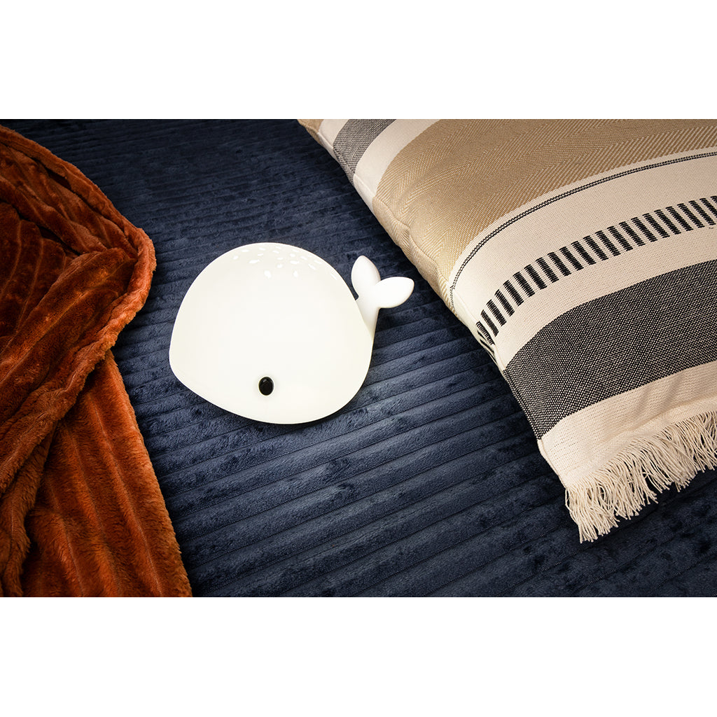 Little L. LED nattlampe/projektor med fjernkontroll og 7 ulike lysinnstillinger - Wilda hval