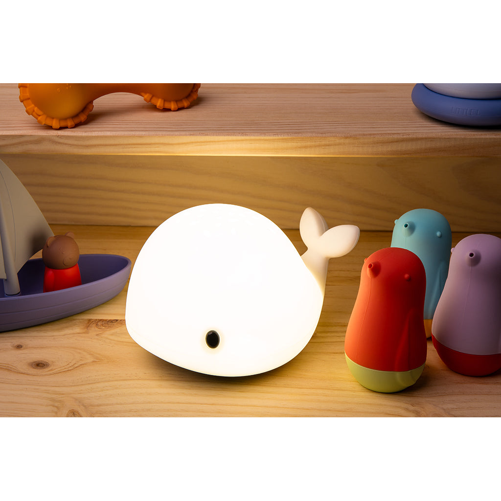Little L. LED nattlampe/projektor med fjernkontroll og 7 ulike lysinnstillinger - Wilda hval