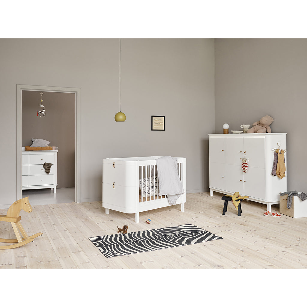 Oliver Furniture Wood multiskap med 3 dører, hvit