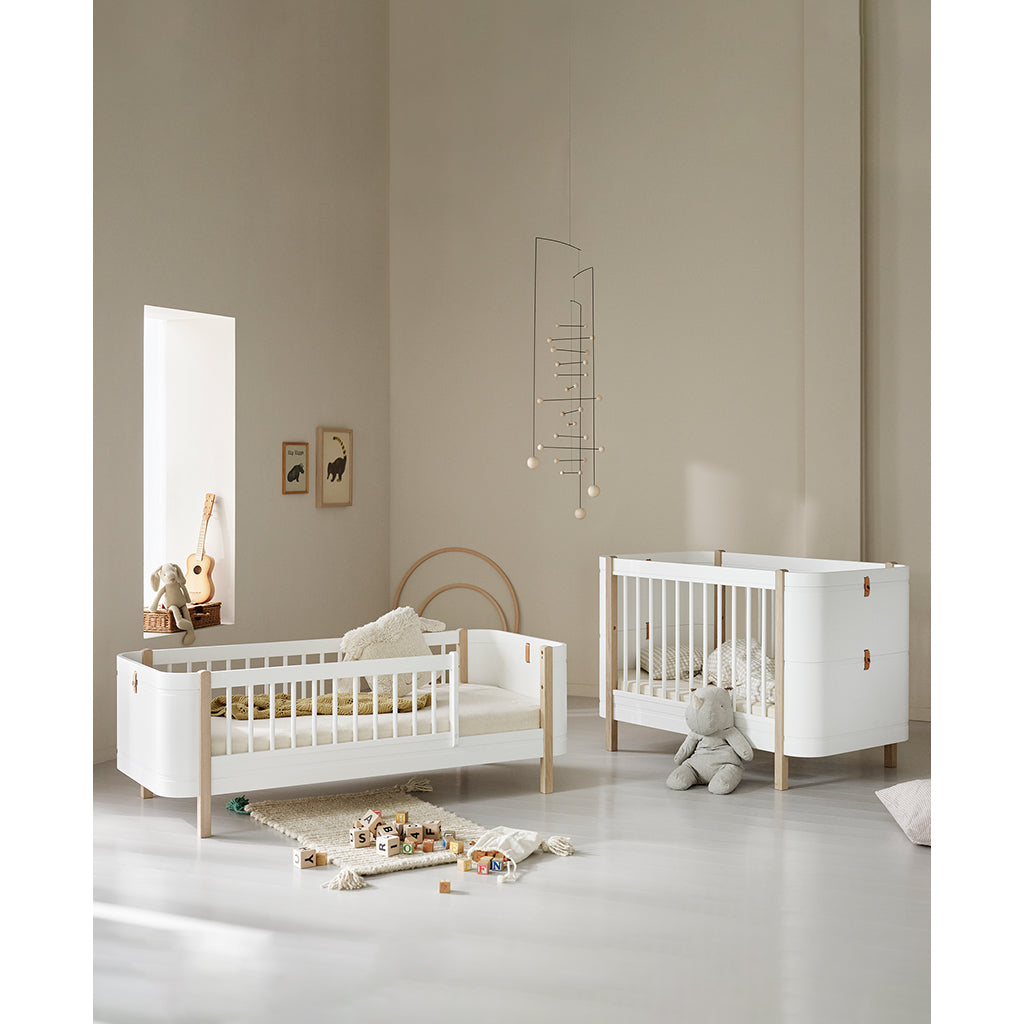Oliver Furniture, Wood Mini+ sprinkelseng ekskl. junior kit - hvit/eik