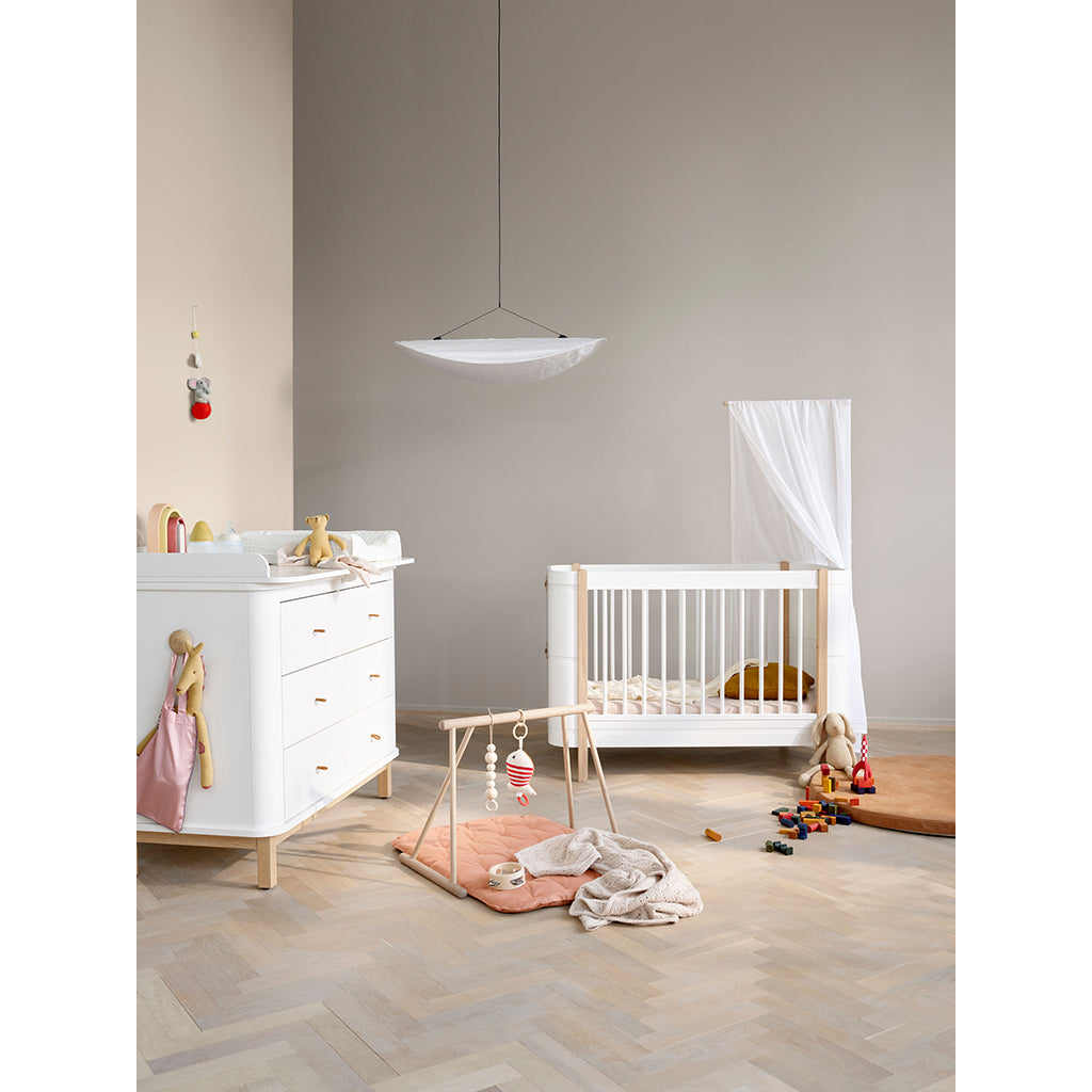Oliver Furniture Baby gym, Aktivitetsstativ i tre - Eik