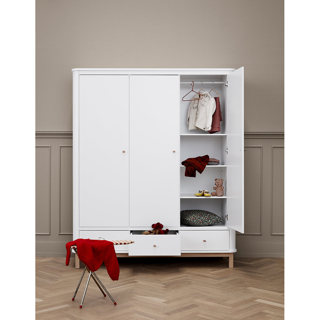 Oliver Furniture Wood garderobeskap med 3 dører, hvit/eik – høyde 204 cm