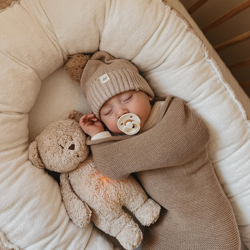 Moonie 2.0, økologisk Humming bjørn med pink noise og lampe - Sand