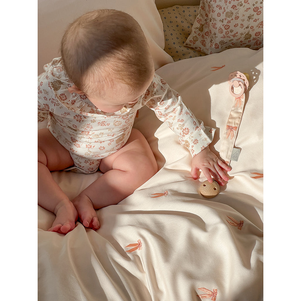 Cam Cam babysengetøy, Økologisk, Brodert - Bows