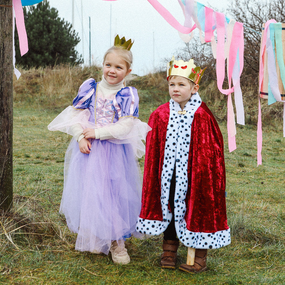 To børn udklædt som prinsesse og konge til fastelavn.
