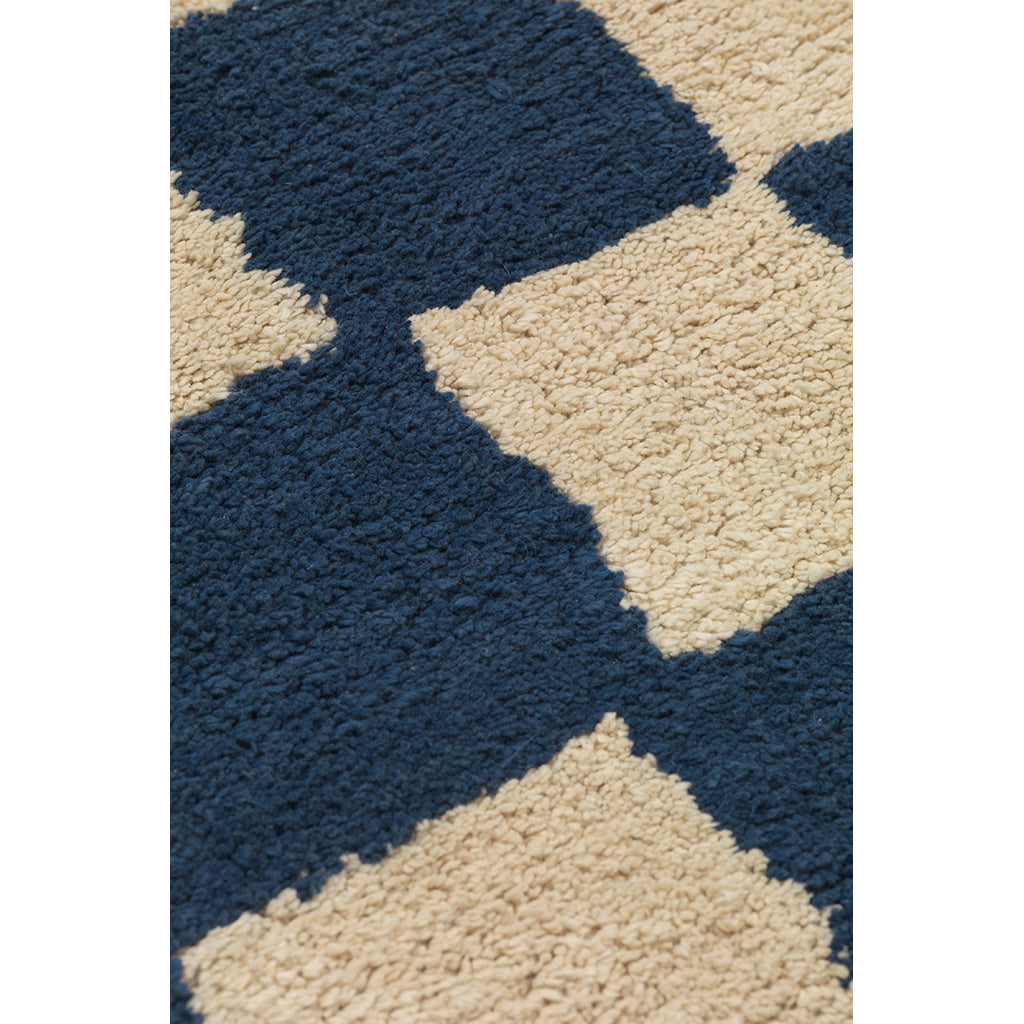 ferm Living gulvteppe, Mara washable Rug, Deep blue/warm sand - 80 x 150 cm