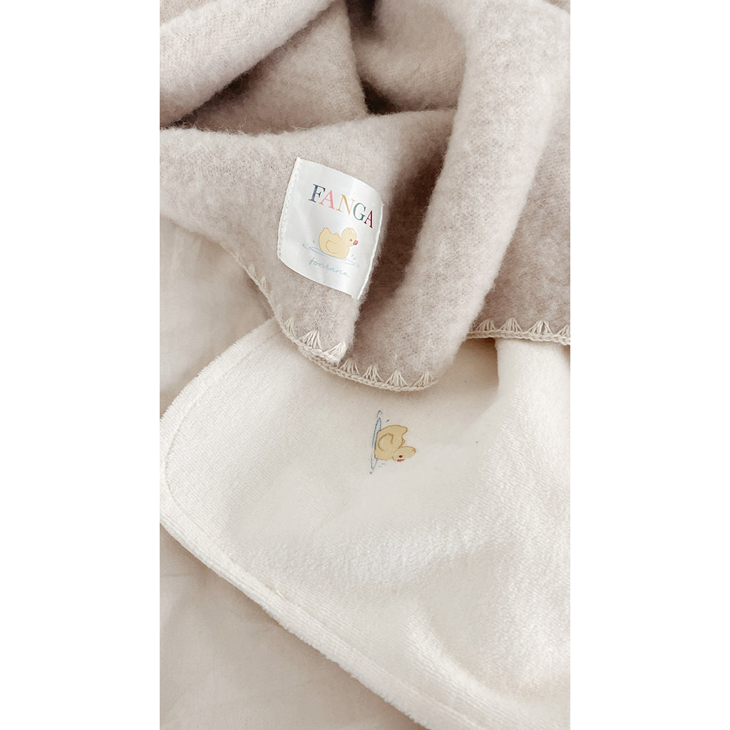 Fanga Fontana Erba babytteppet i ullfleece, Oatmeal melange