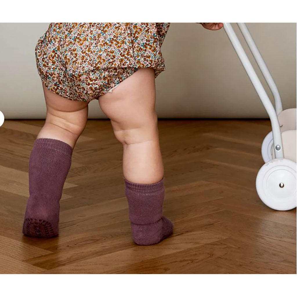 GoBabyGo sklisikre sokker med gummiknotter, Misty plum
