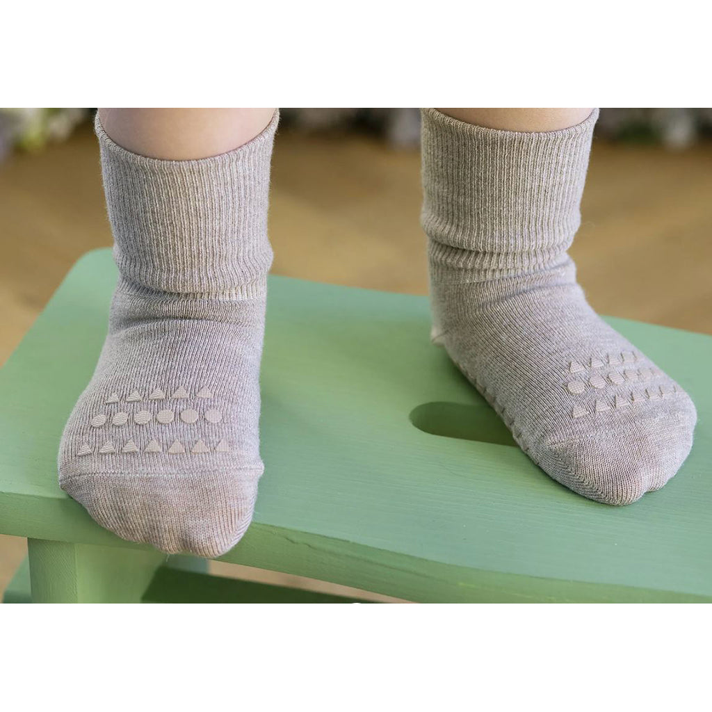 GoBabyGo sklisikre sokker med gummiknotter, Bamboo - Forest green