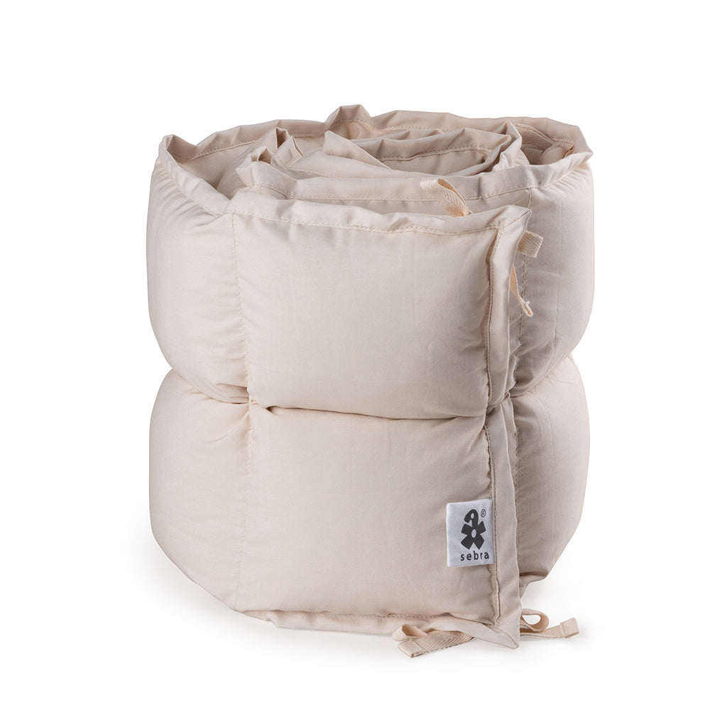 Sebra sengerand i farven Birchbark rose, rullet sammen med logo tydeligt