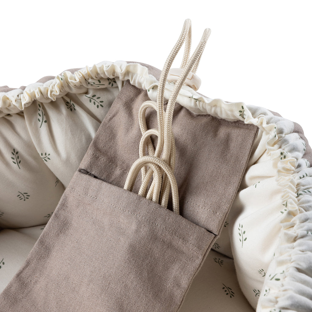 Sebra 3-i-1 babynest, babylift og lekematte, Sophora Leaves - Beige