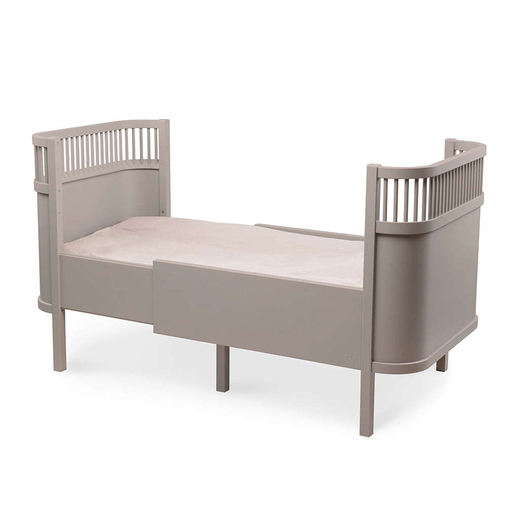 Sebra seng baby og junior i jetty beige med tremmer
