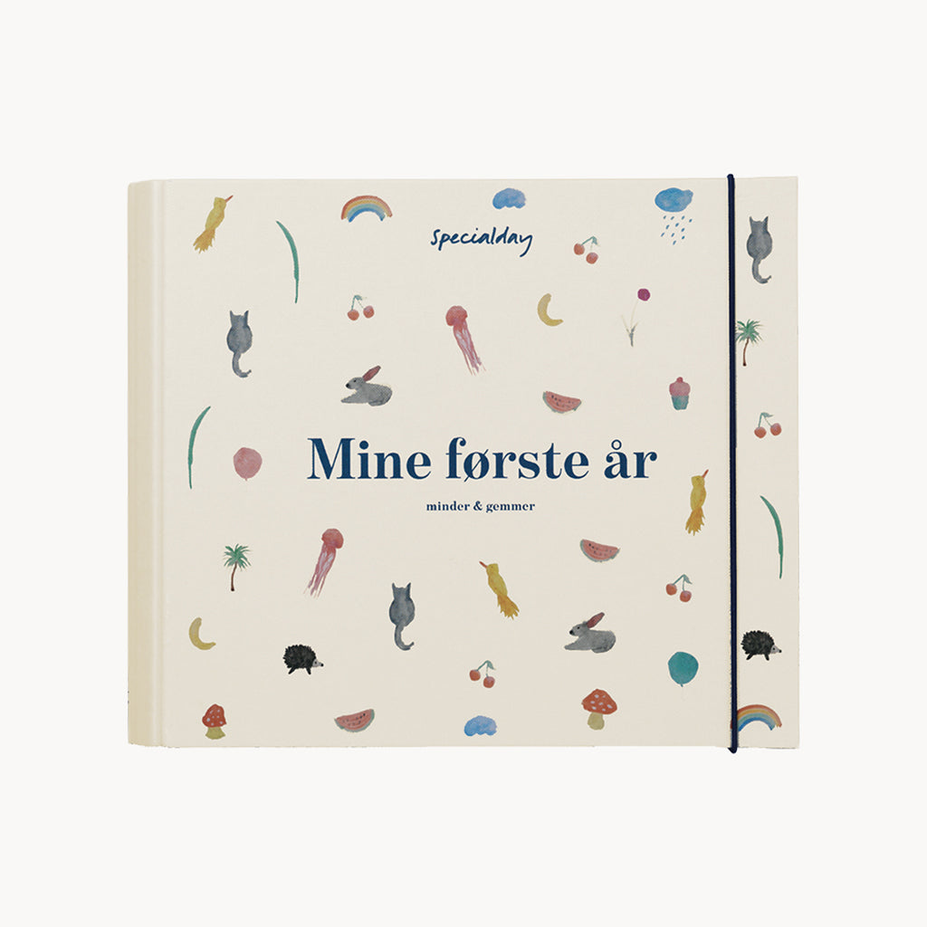 SpecialDay album "Mine første år" med søde illustrationer til dåbsgave