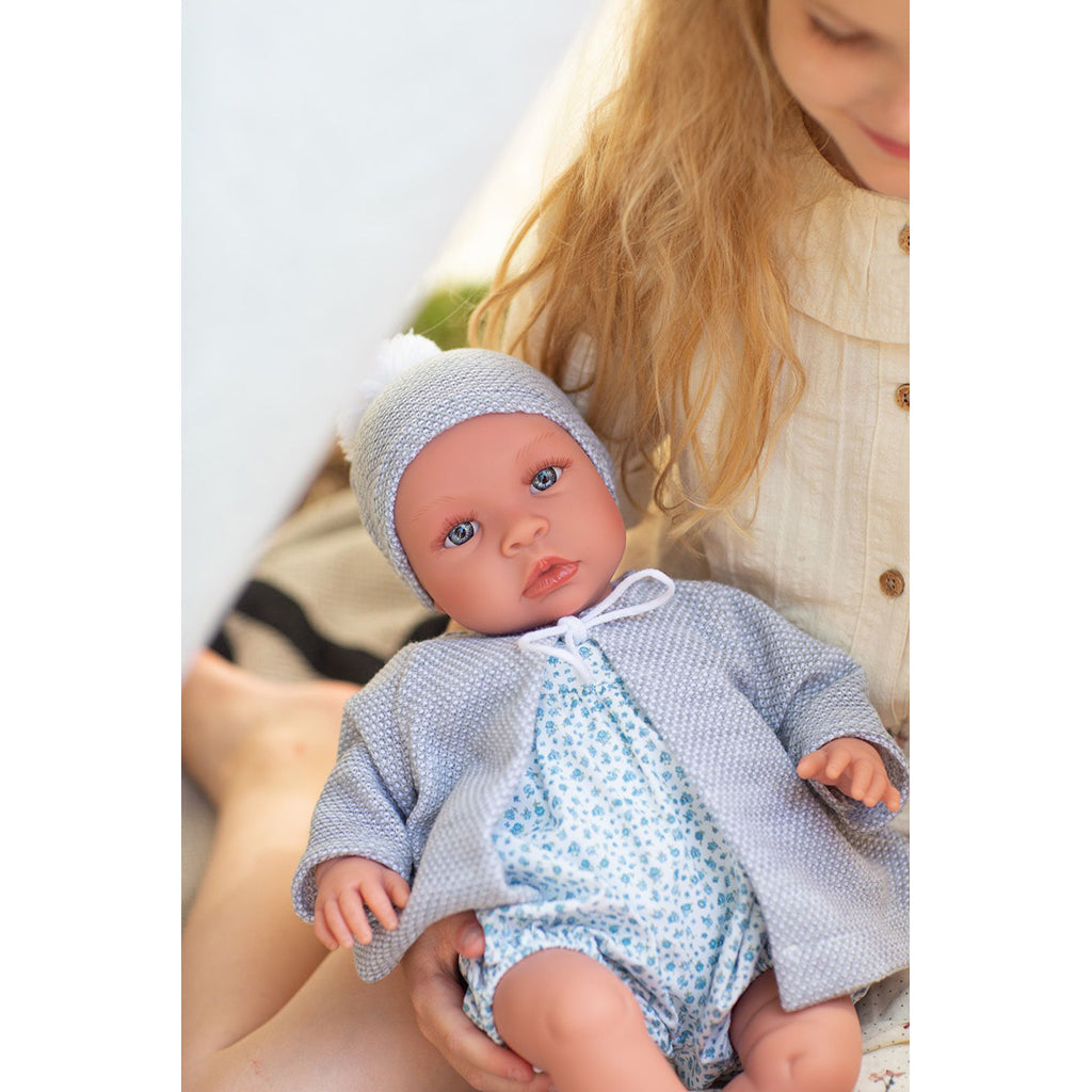 Así Leo babydukke, 46 cm - Grå cardigan og liberty drakt