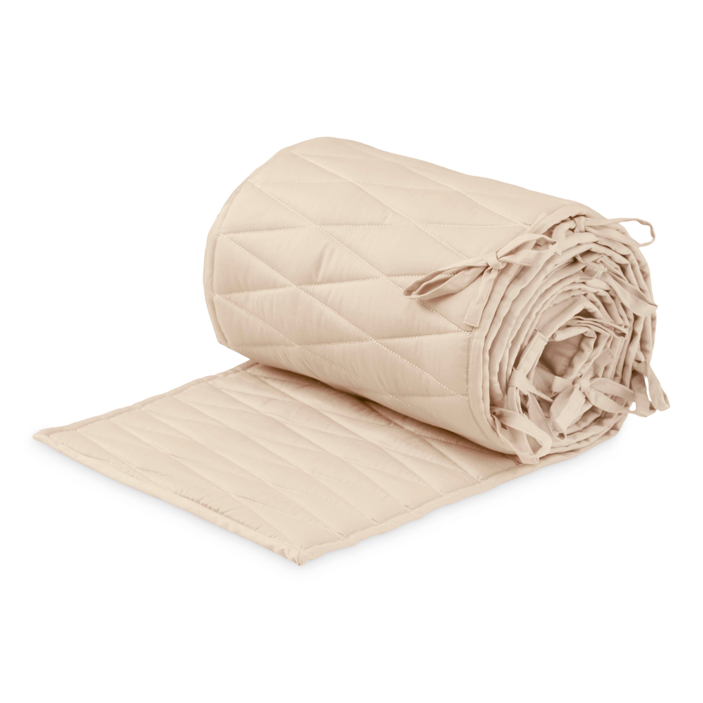 Cam Cam Harlequin sengerand, økologisk – Almond. Sengeranden har signatur broderi med rombeformet mønster og er fremstillet i økologisk bomuld.