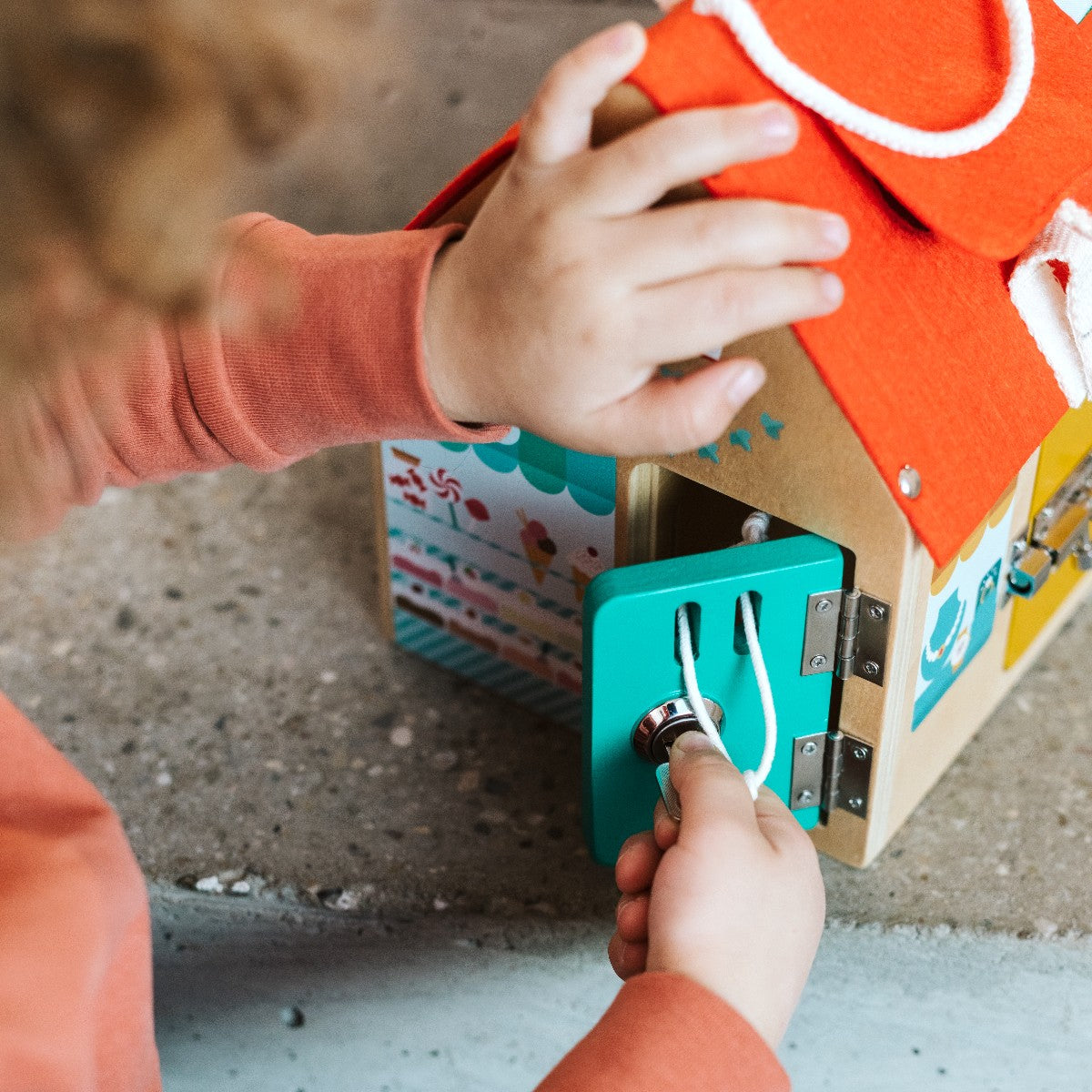 Lilliputiens aktivitethus, Åpne og lukk