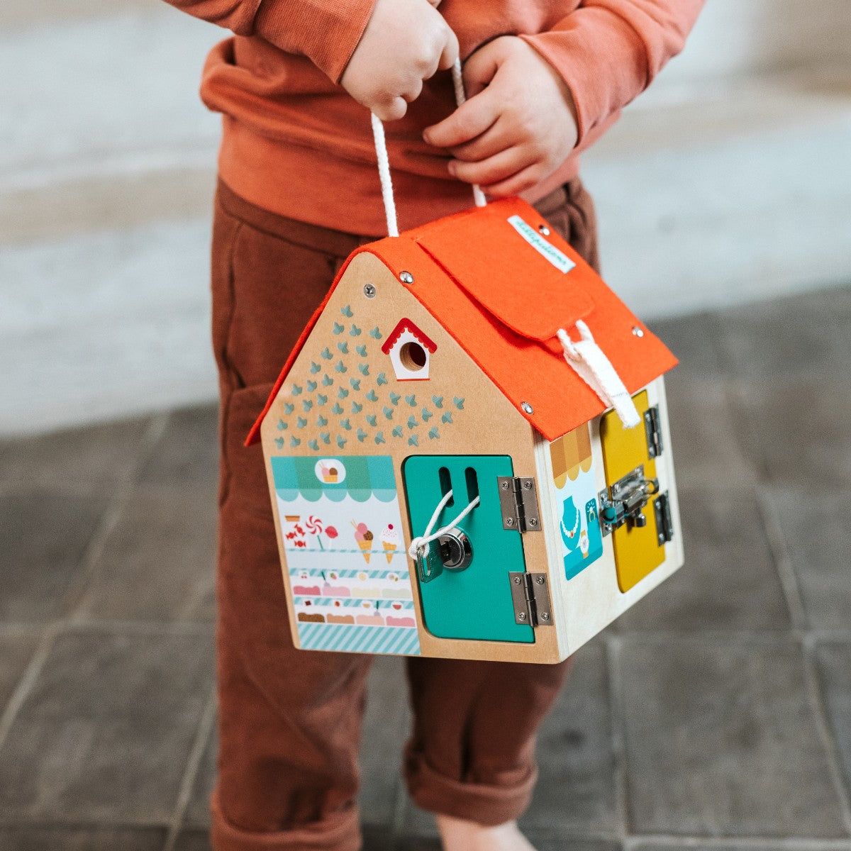 Lilliputiens aktivitethus, Åpne og lukk