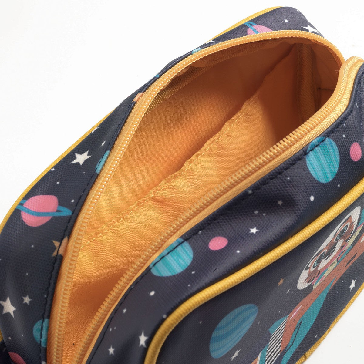 Djeco pennal, Rommet