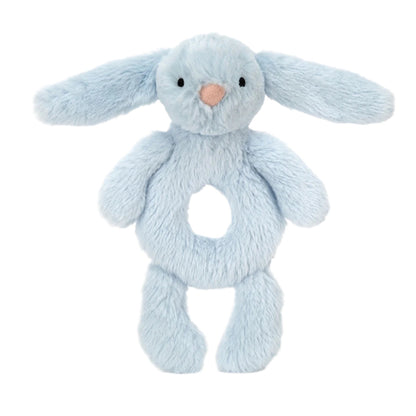 Baby Jellycat ring rangle, Bashful kanin, lyseblå bamse på en hvid baggrund