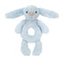 Baby Jellycat ring rangle, Bashful kanin, lyseblå bamse på en hvid baggrund
