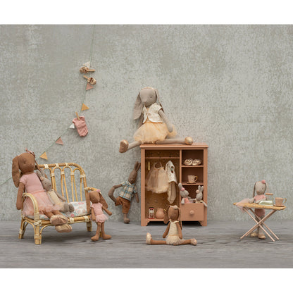 Maileg dukketilbehør til mus, Miniatyr strykejern og strykebrett - Puddertone