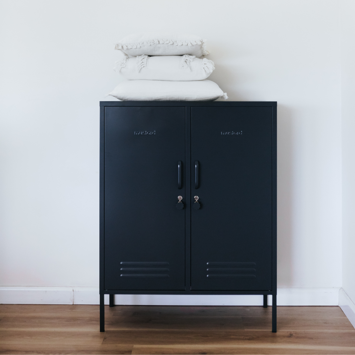 Mustard Made The Midi skap, Slate