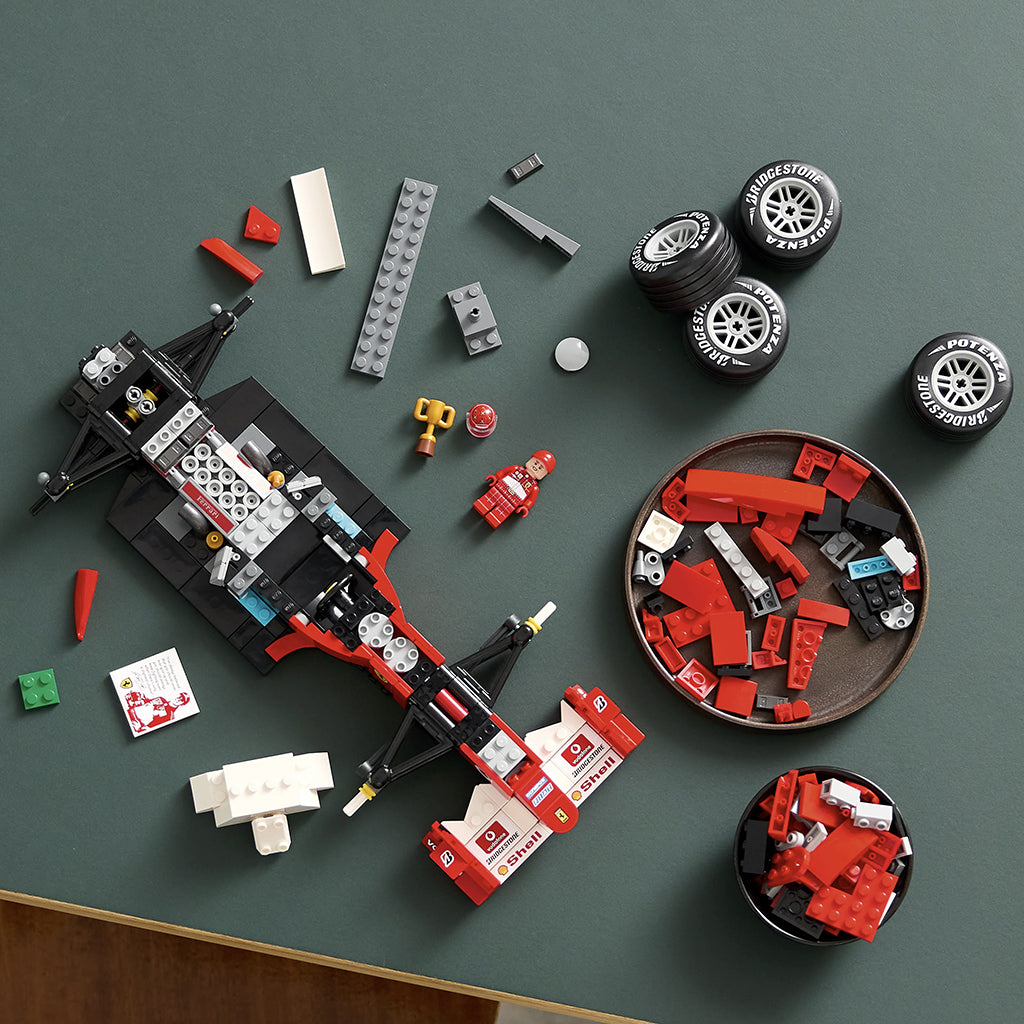 LEGO® Icons Ferrari F2004 og Michael Schumacher