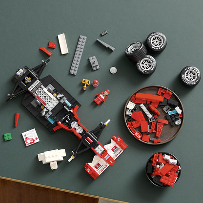 LEGO® Icons Ferrari F2004 og Michael Schumacher
