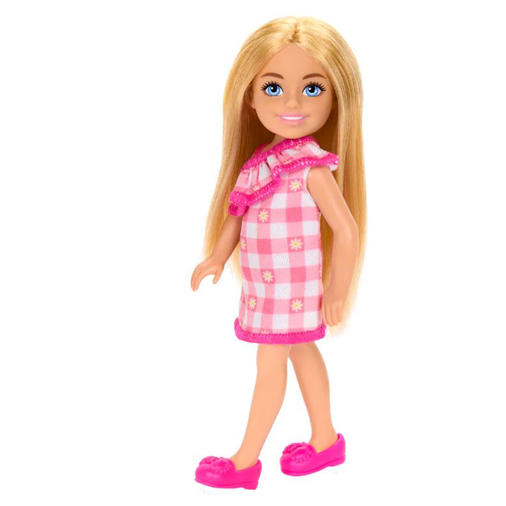 Barbie Chelsea dukke med blondt hår iført en ternet kjole.