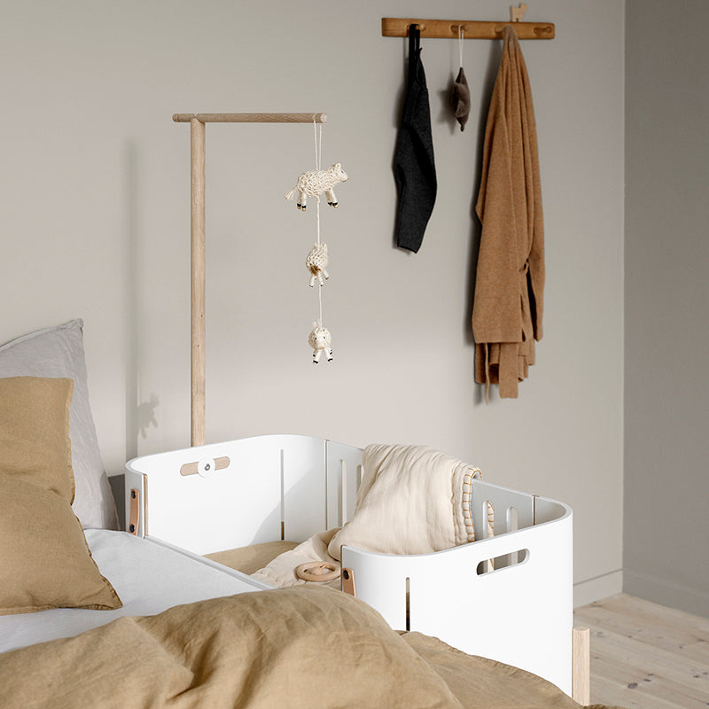 Oliver Furniture, Wood Co-sleeper, vugge og benk - Multifunksjon babyseng