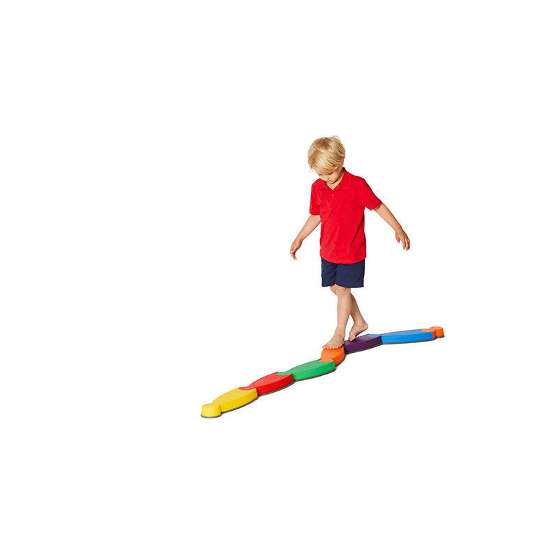 Gonge balancesti med barn der går på den, til leg og motorik