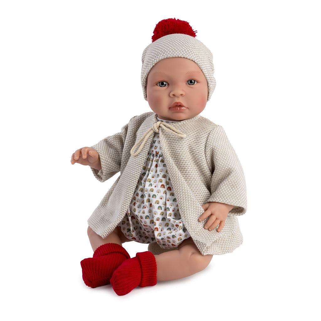Así Leo babydukke, 46 cm – Beige cardigan og røde sokker og lue