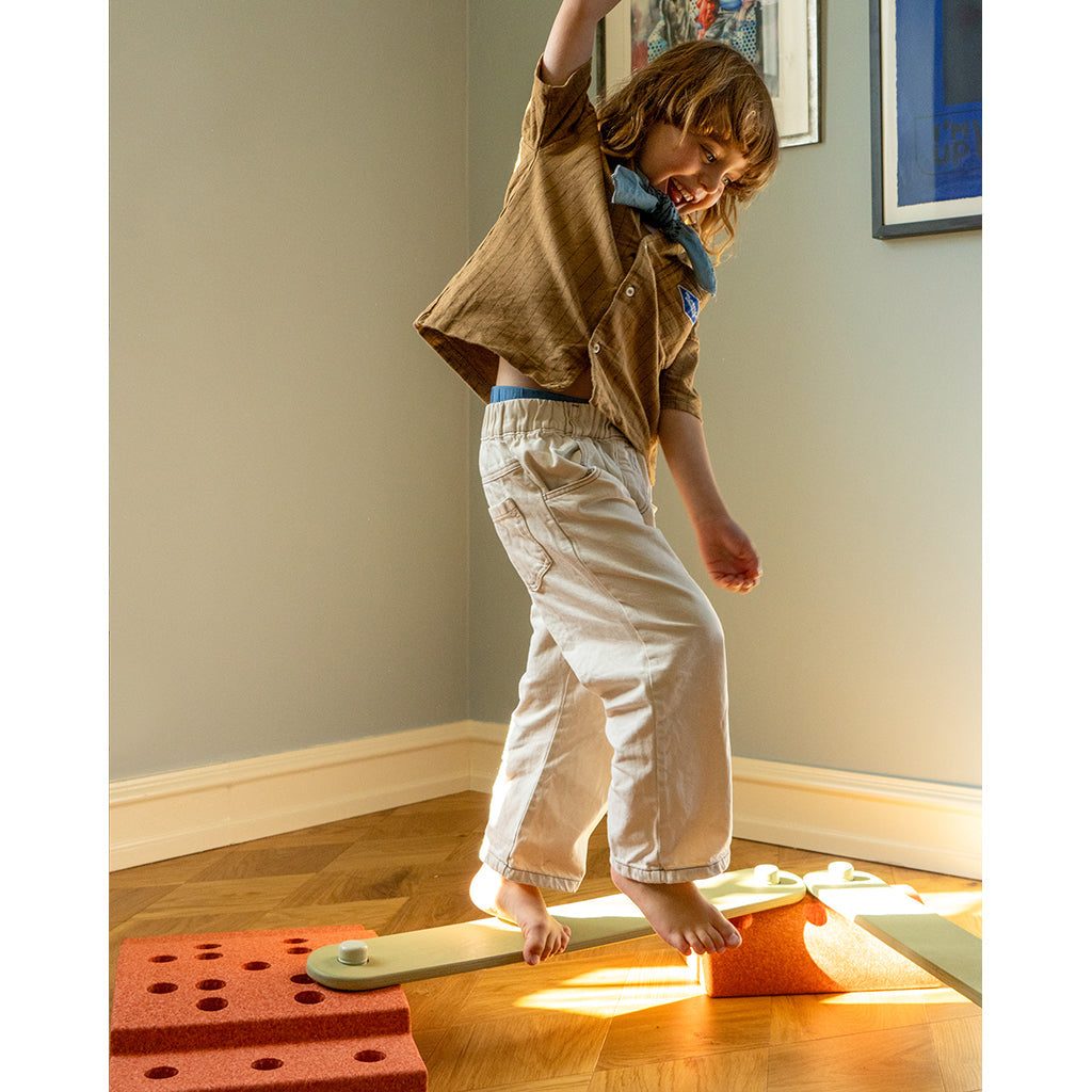 Modu Beams balansebom i tre, aktivitetsleke - Dusty Green