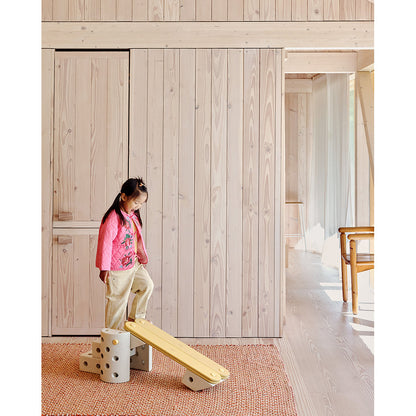 Modu Beams, balansebom i tre, aktivitetsleketøy - Sand grey/ Honey yellow