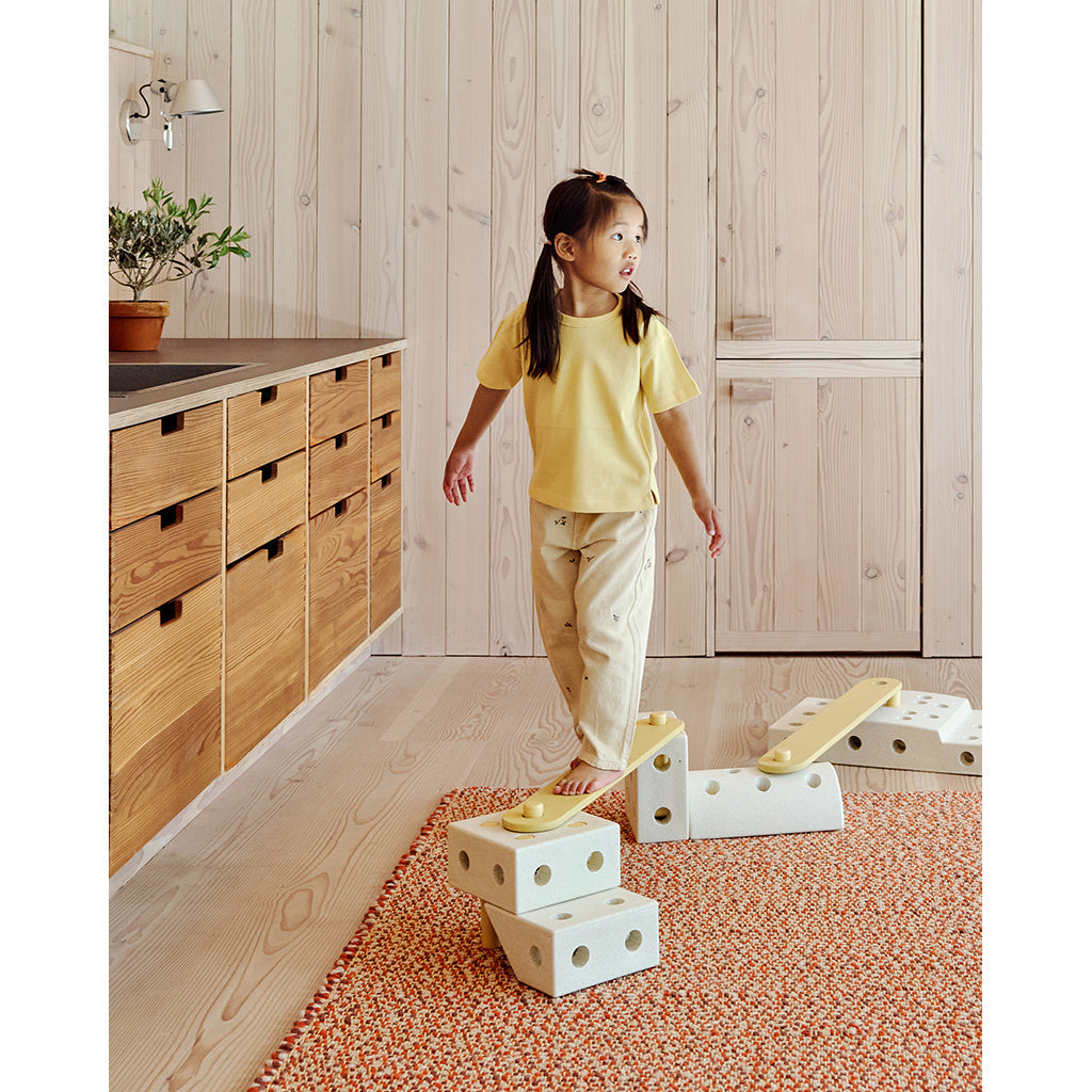 Modu Beams, balansebom i tre, aktivitetsleketøy - Sand grey/ Honey yellow