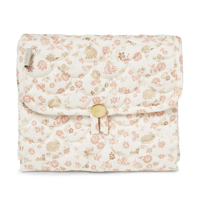 Cam Cam pusleunderlag, Quilet - Augusta med floral print og kaninmotiv