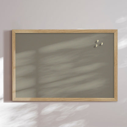 Oppslagstavle med ramme av eik, Green Symphony 62 x 42 cm
