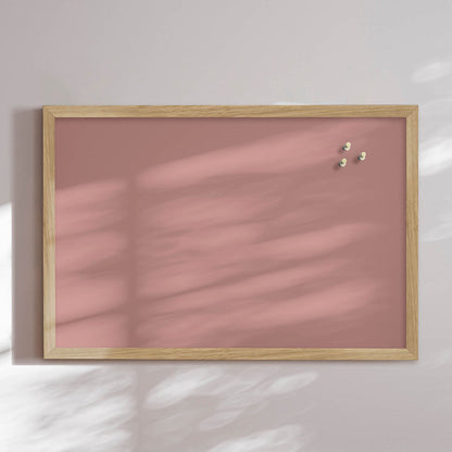 Oppslagstavle med ramme i eik, Dusty Rose – 62 x 42 cm