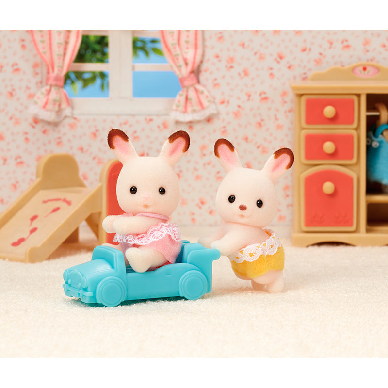 Sylvanian Families chokoladekanin-tvilling med lyseblå gokart og ven