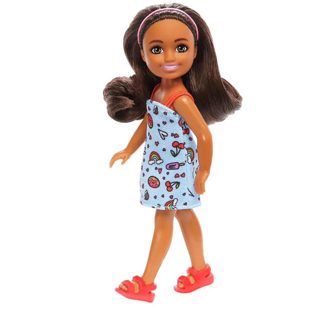 Barbie Chelsea dukke, brunt hår og kjole med regnbuer